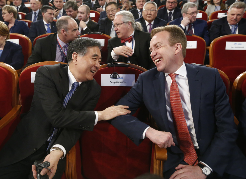 Chinese Vice Premier Wang Yang laughing with Norwegian Foreign Minister Borge Brende before a session of the International Arctic Forum in Arkhangelsk, Russia
